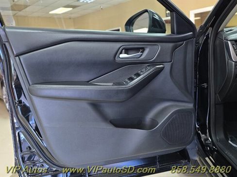 Used 2025 Nissan Rogue SV image 11