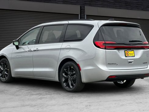New 2026 Chrysler Pacifica Limited w/ Uconnect Theater Family Group FWD image 6