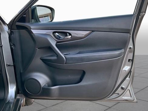 Used 2019 Nissan Rogue SV FWD image 25