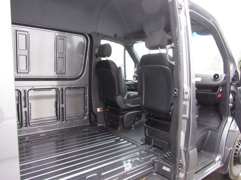 Used 2025 Mercedes-Benz Sprinter 4500 image 19