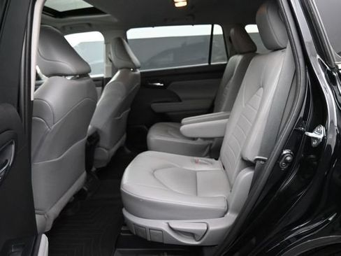 Used 2022 Toyota Highlander XLE AWD/4WD image 24