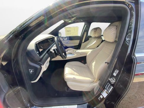 New 2026 Mercedes-Benz GLS 580 4MATIC image 9