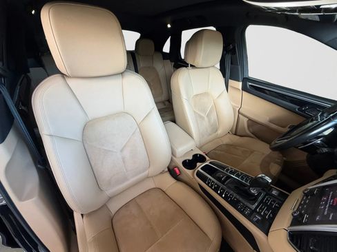 Used 2018 Porsche Macan Sport Edition AWD/4WD image 21