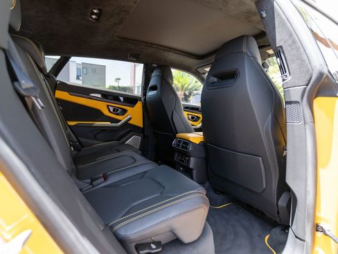 Used 2021 Lamborghini Urus AWD/4WD image 24