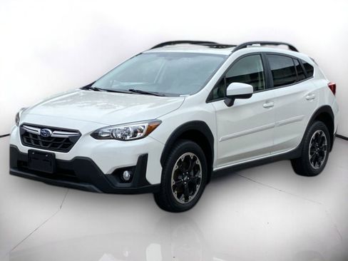 Used 2022 Subaru Crosstrek 2.0i Premium w/ Moonroof Package image 2