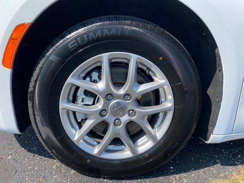 Used 2024 Chrysler Pacifica Touring-L image 23