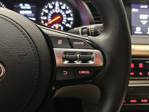 Used 2017 Kia Cadenza Premium FWD image 24