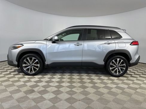 Certified 2022 Toyota Corolla Cross XLE image 4