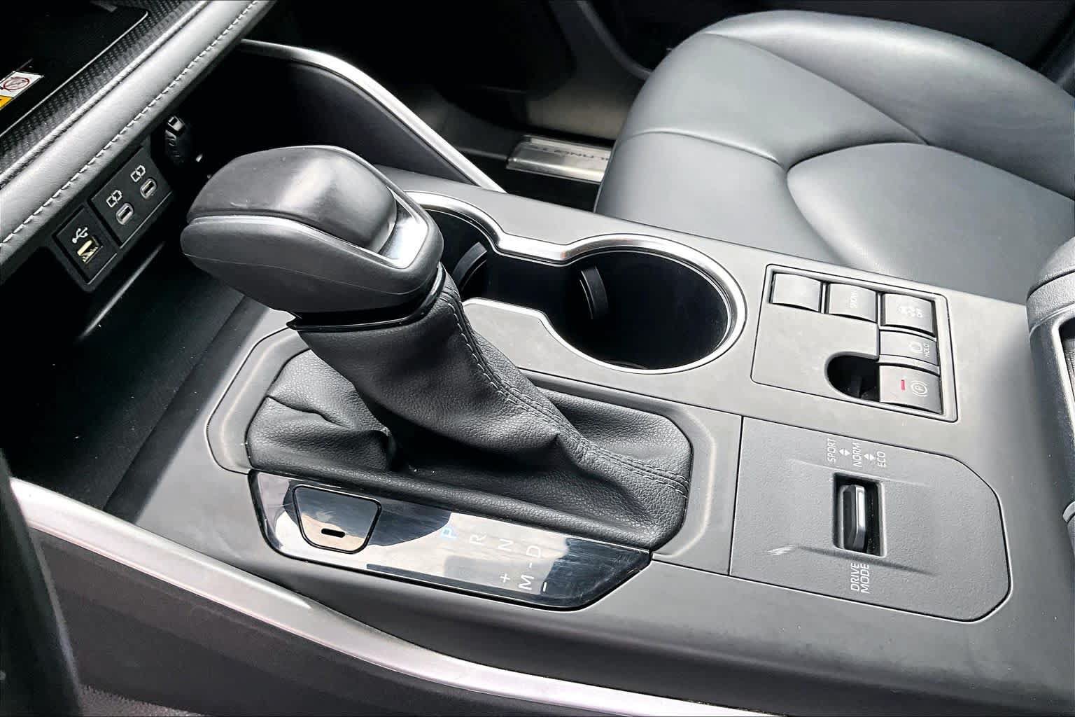 Used 2024 Toyota Highlander XLE FWD image 17
