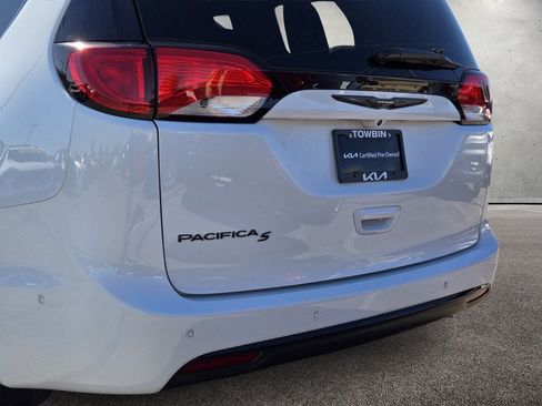 Used 2020 Chrysler Pacifica Touring-L Plus FWD image 6