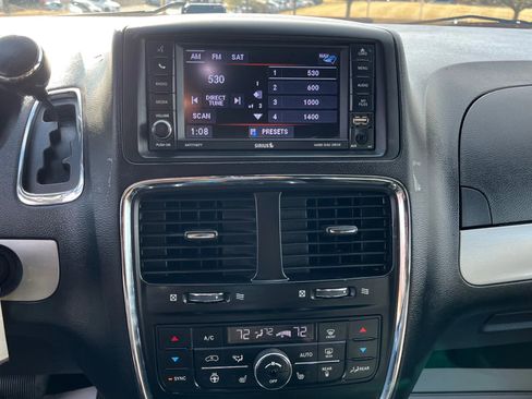 Used 2018 Dodge Grand Caravan SXT w/ Blacktop Package FWD image 18