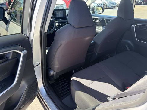 Used 2019 Toyota RAV4 LE AWD/4WD image 18