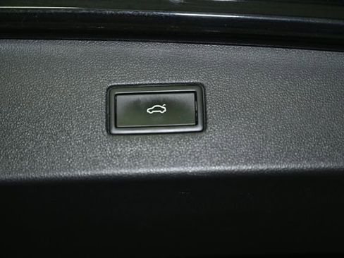 Used 2024 Volkswagen Tiguan SE image 62