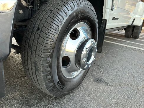 Used 2023 Ford F350 Platinum w/ FX4 Off-Road Package image 9