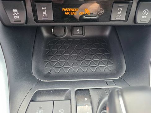 Used 2020 Toyota RAV4 XLE w/ Convenience Package AWD/4WD image 19