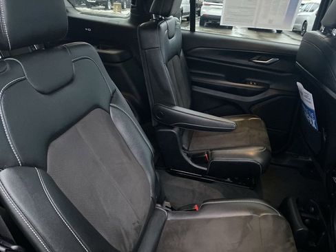 Used 2023 Jeep Grand Cherokee L Laredo image 12