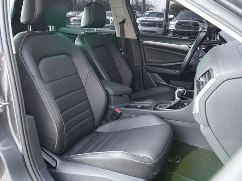 Used 2022 Volkswagen Jetta SE FWD image 38
