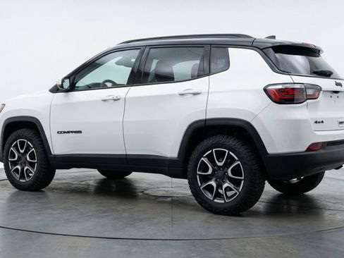 Used 2025 Jeep Compass Trailhawk AWD/4WD image 6