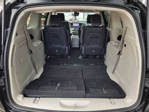 Used 2022 Chrysler Pacifica Touring-L image 26