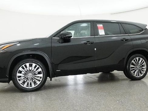 New 2026 Toyota Highlander Platinum AWD/4WD image 16