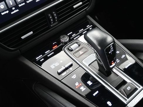 Used 2022 Porsche Cayenne Platinum Edition AWD/4WD image 19