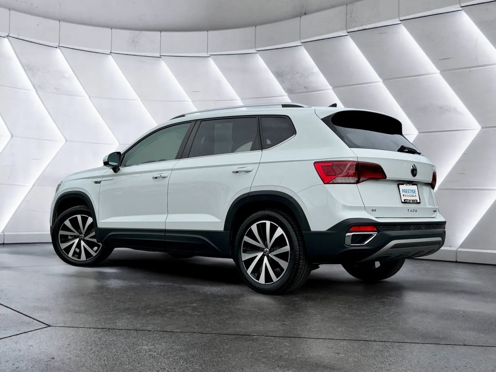 Used 2022 Volkswagen Taos SE w/ Panoramic Sunroof Package AWD/4WD image 3