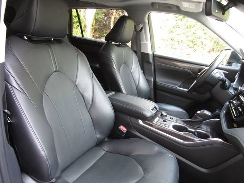 Used 2024 Toyota Highlander Limited AWD/4WD image 20