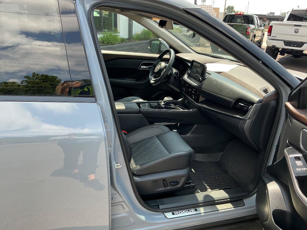 Used 2023 Nissan Rogue Platinum w/ Platinum Premium Package FWD image 14