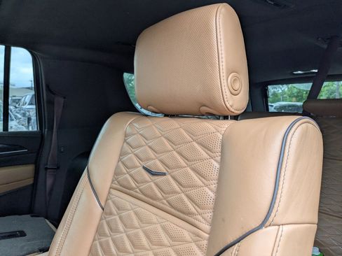 Used 2023 Cadillac Escalade ESV Premium Luxury AWD/4WD image 19