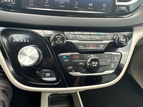 Used 2024 Chrysler Pacifica Touring-L image 15