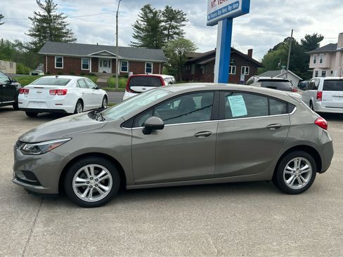 Used 2018 Chevrolet Cruze LT w/ Convenience Package FWD image 4