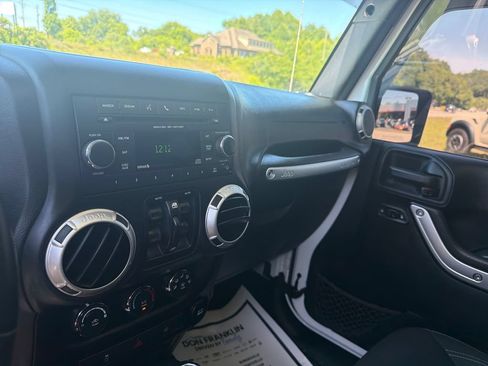 Used 2016 Jeep Wrangler Unlimited Sahara w/ Connectivity Group AWD/4WD image 17