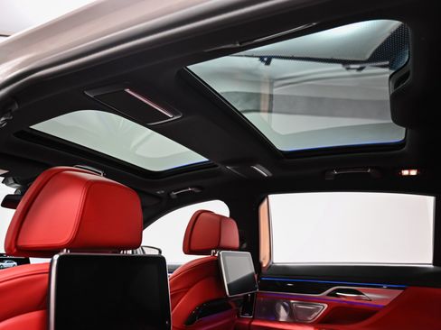 Used 2022 BMW ALPINA B7 xDrive w/ Luxury Rear Seating Package image 43