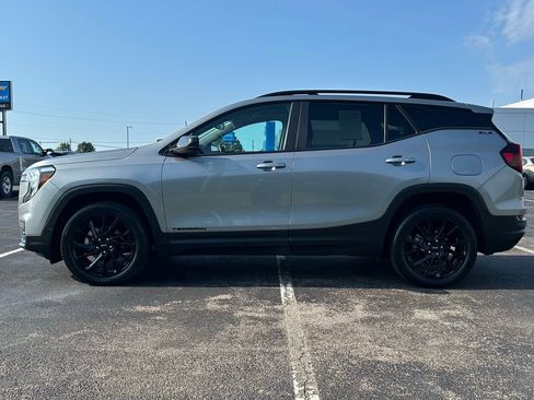 Used 2023 GMC Terrain SLE w/ Driver Convenience Package image 4