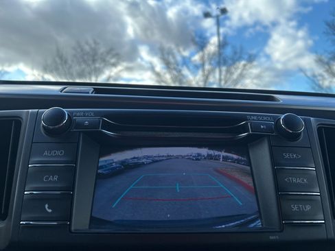 Used 2018 Toyota RAV4 LE image 14