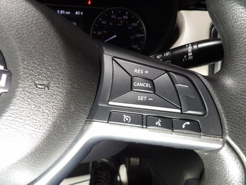 Used 2021 Nissan Versa SV FWD image 16