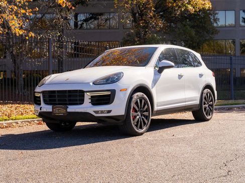 Used 2015 Porsche Cayenne Turbo image 2