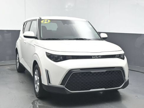 Used 2024 Kia Soul LX w/ Option Group 015 FWD image 2