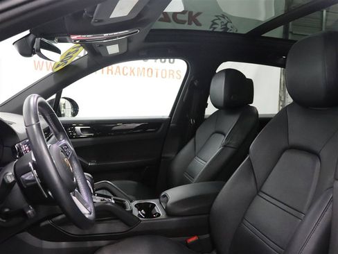 Used 2021 Porsche Cayenne AWD/4WD image 12