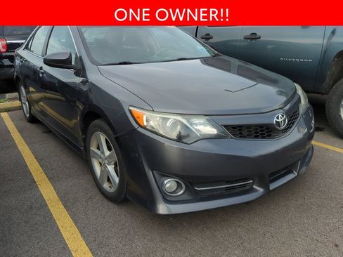Used 2014 Toyota Camry SE w/ Moonroof Package FWD image 3