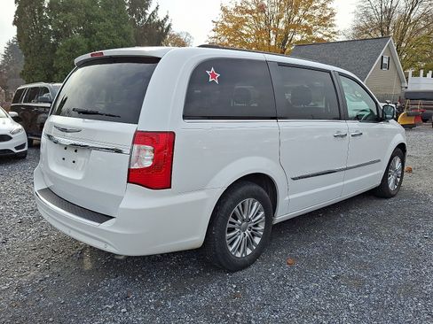Used 2016 Chrysler Town & Country Touring-L image 7