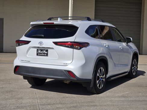 Used 2024 Toyota Highlander XLE image 9