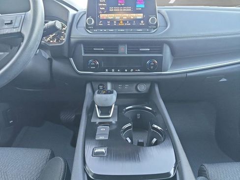 Used 2024 Nissan Rogue SV image 3