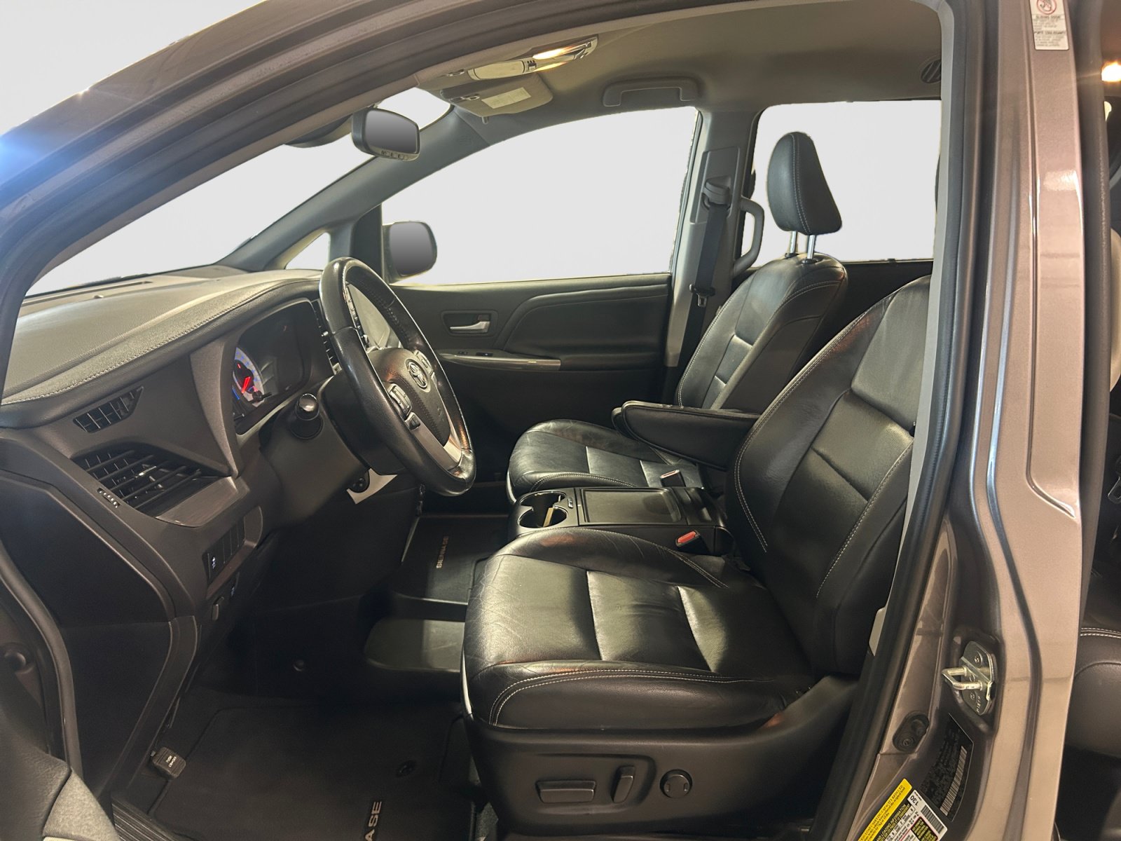 Used 2019 Toyota Sienna SE FWD image 8