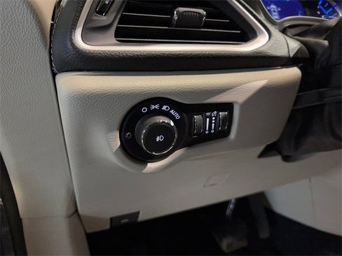 Used 2023 Chrysler Pacifica Touring-L image 12