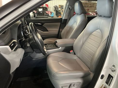 Used 2022 Toyota Highlander XLE AWD/4WD image 13