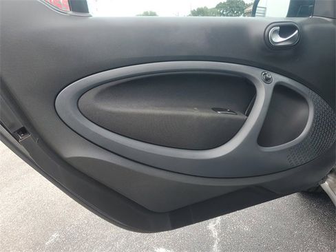 Used 2017 smart fortwo passion image 8