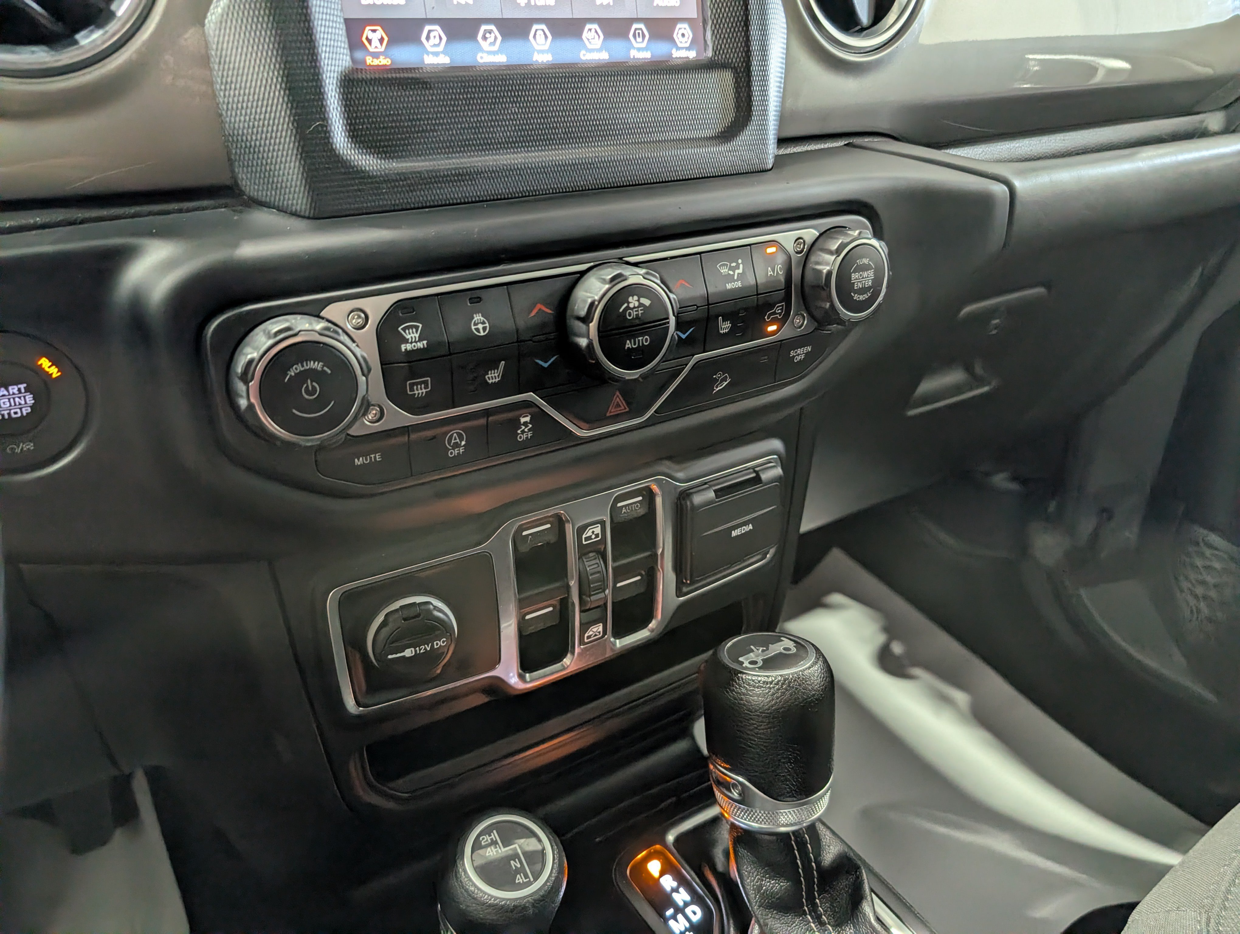 Used 2019 Jeep Wrangler Unlimited Sahara w/ Cold Weather Group AWD/4WD image 23