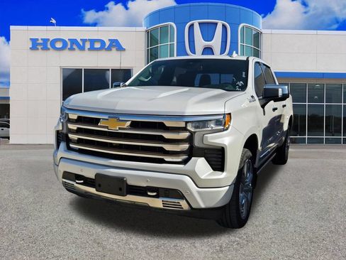 Used 2022 Chevrolet Silverado 1500 High Country w/ High Country Premium Package AWD/4WD image 3