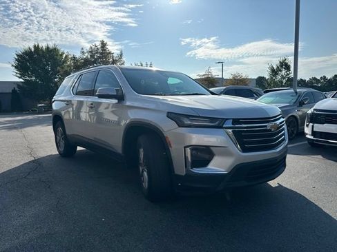 Used 2022 Chevrolet Traverse LT FWD image 7